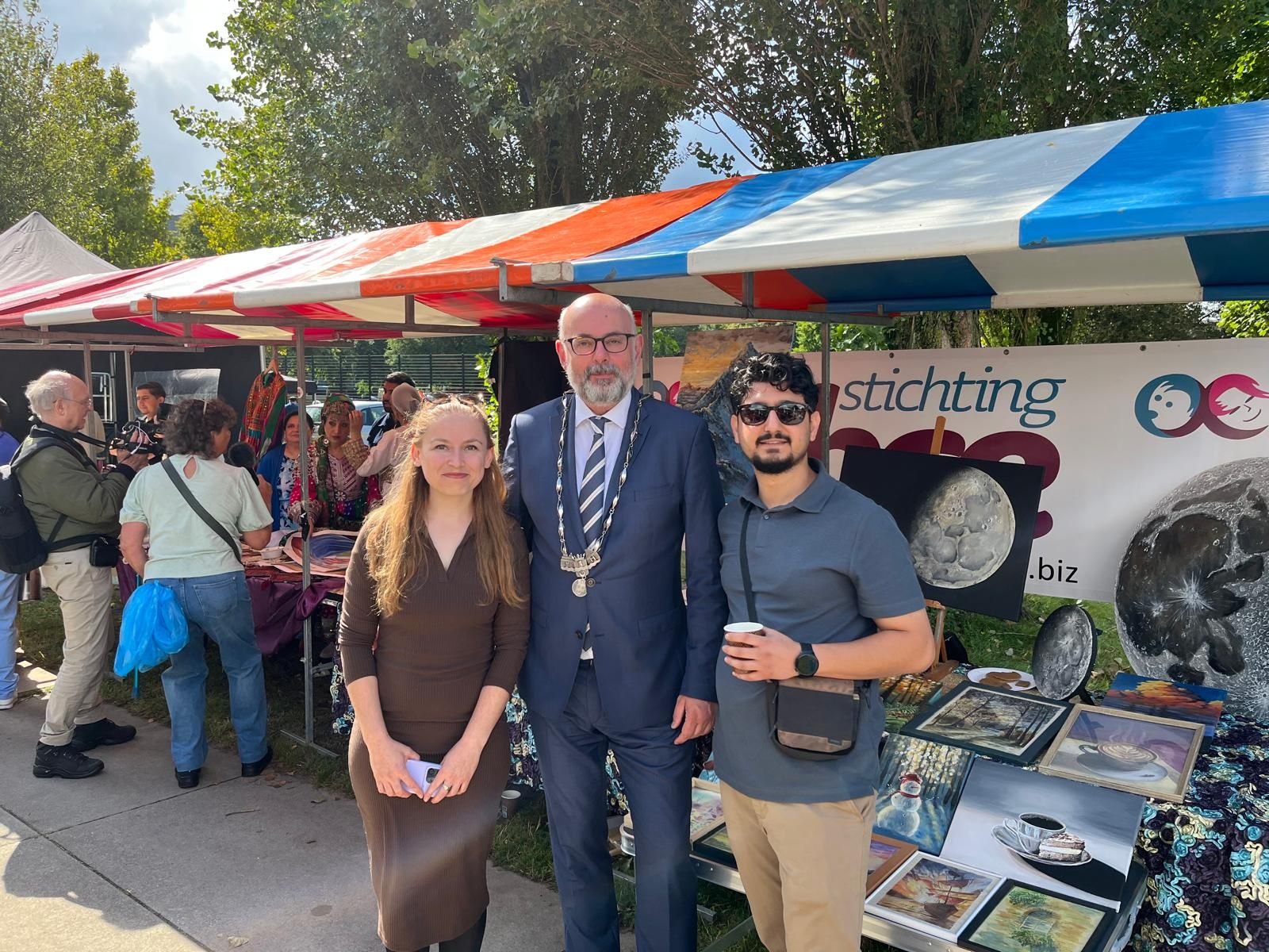 Yasin and his partner with Mayor Martijn Vroom of Leidschendam-Voorburg at the exhibition stand